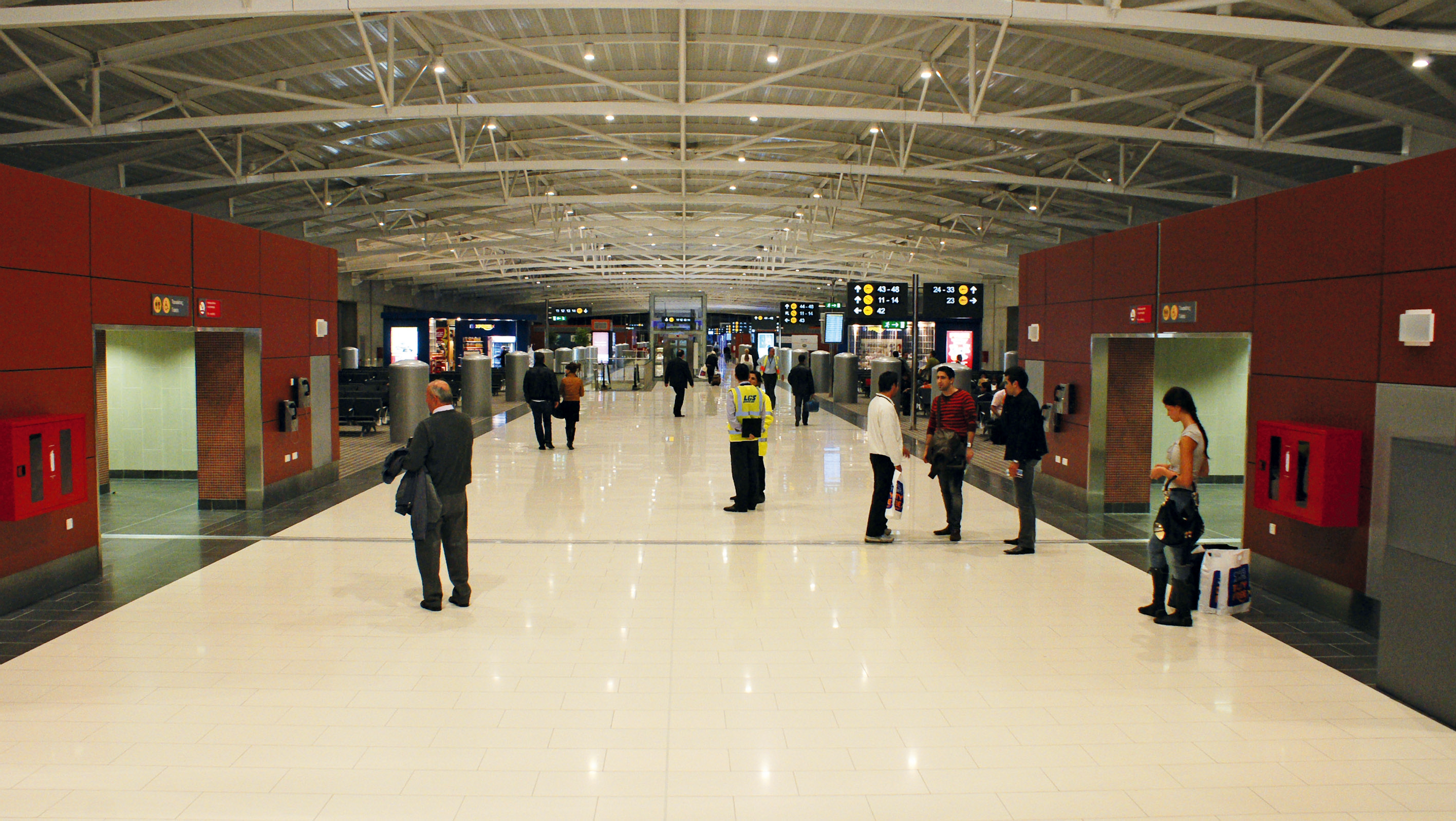 FR/LCA aéroport de Larnaka Chypre : C/S France a apporté les solutions techniques et livré les tapis d’accueil des espaces d’entrées, l’ensemble des coupe-feu et couvre-joints parasismiques et les protections murales (inox et élastomère). 