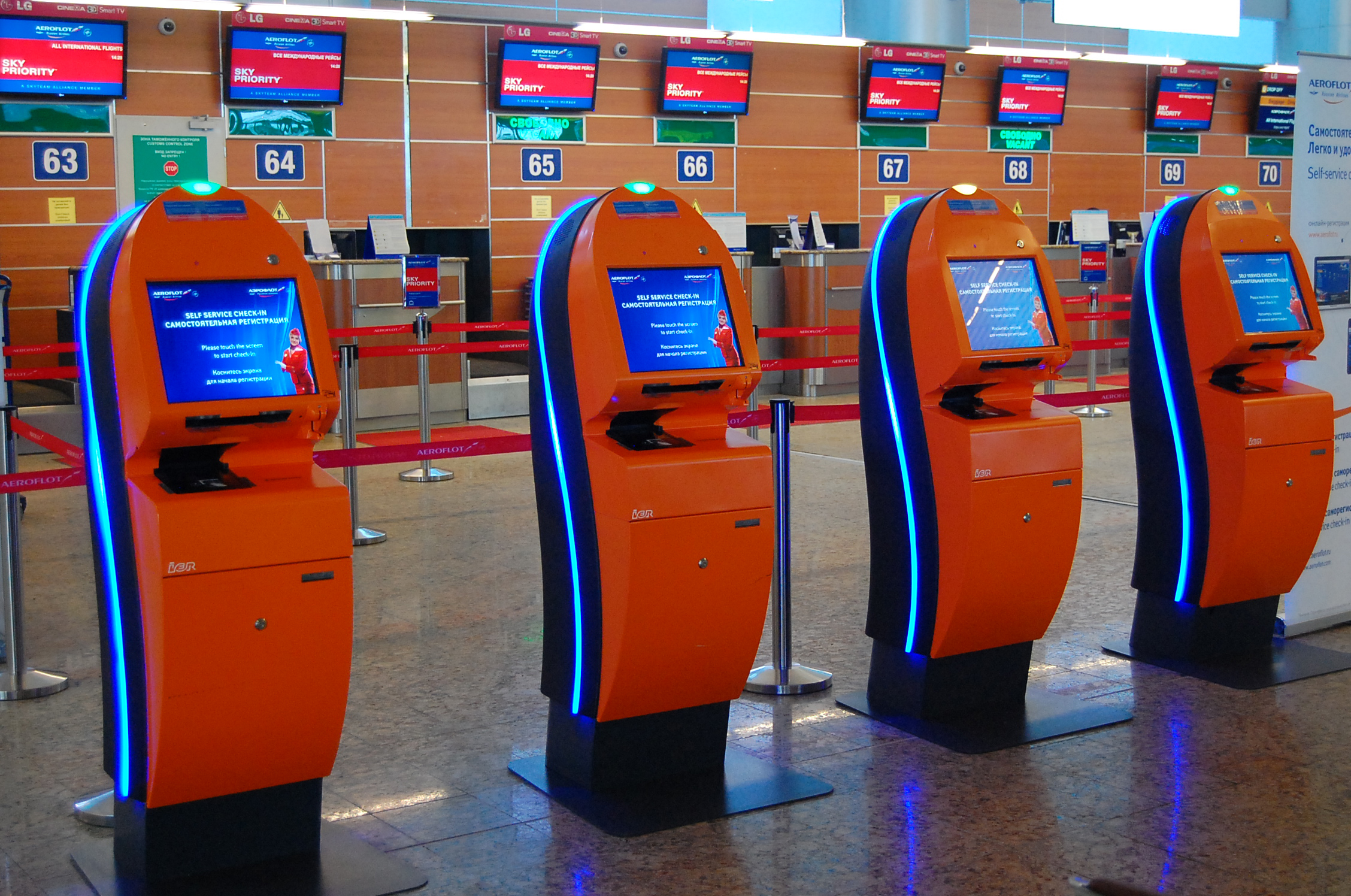 IER 919 Self-Check-in Kiosks for Aeroflot at Sheremetyevo International Airport in Moscow (Russia) Bornes d’enregistrement IER 919 Aeroflot à l’Aéroport International de Sheremetyevo à Moscou (Russie)