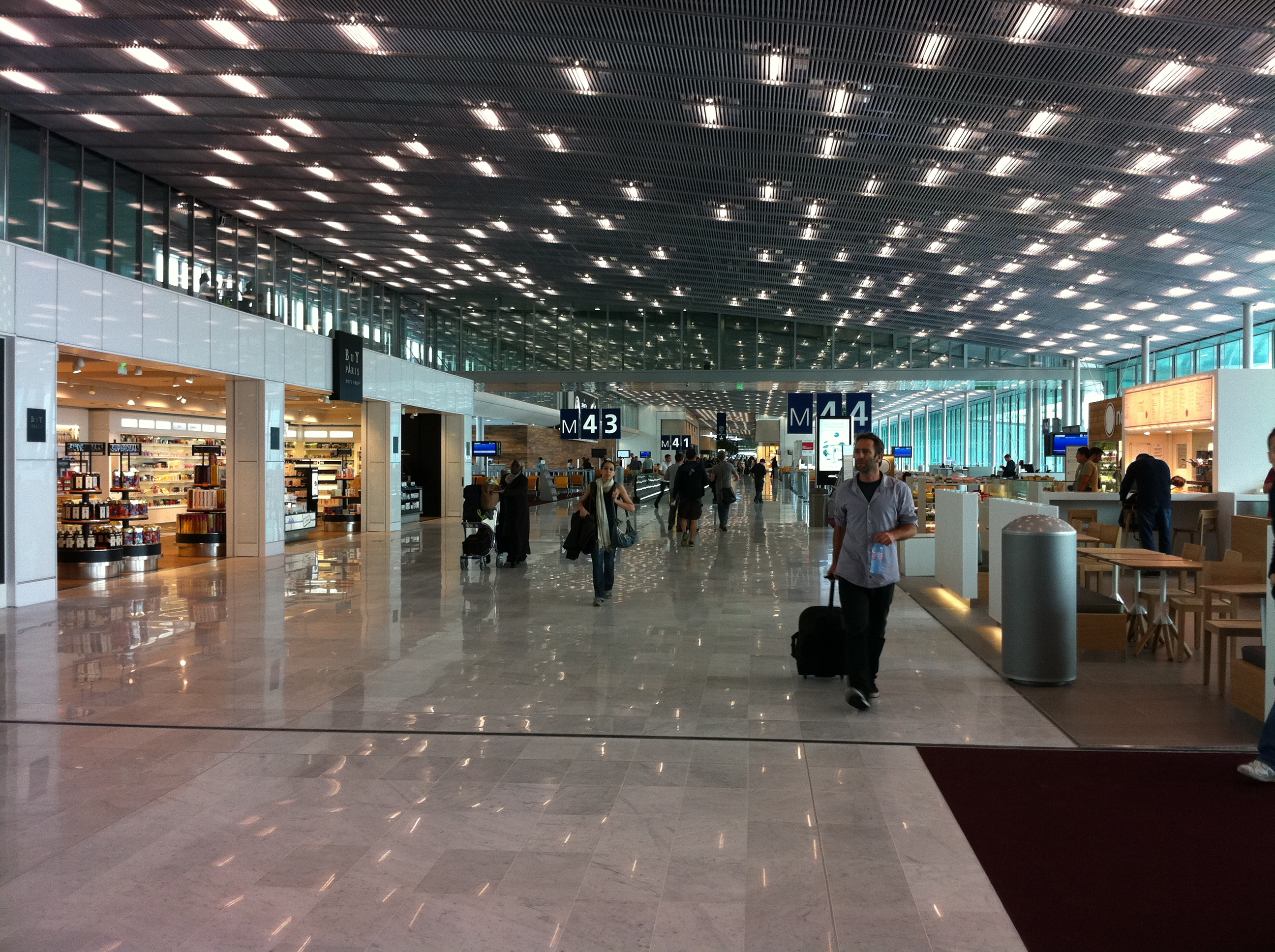 FR/PAR aéroport de Paris CDG : C/S France a fourni les couvre-joints de dilatation pour les sols et les coupe-feu ainsi que l’ensemble du plafonnier pour le nouveau terminal S4 de l’aéroport Charles de Gaulle. 