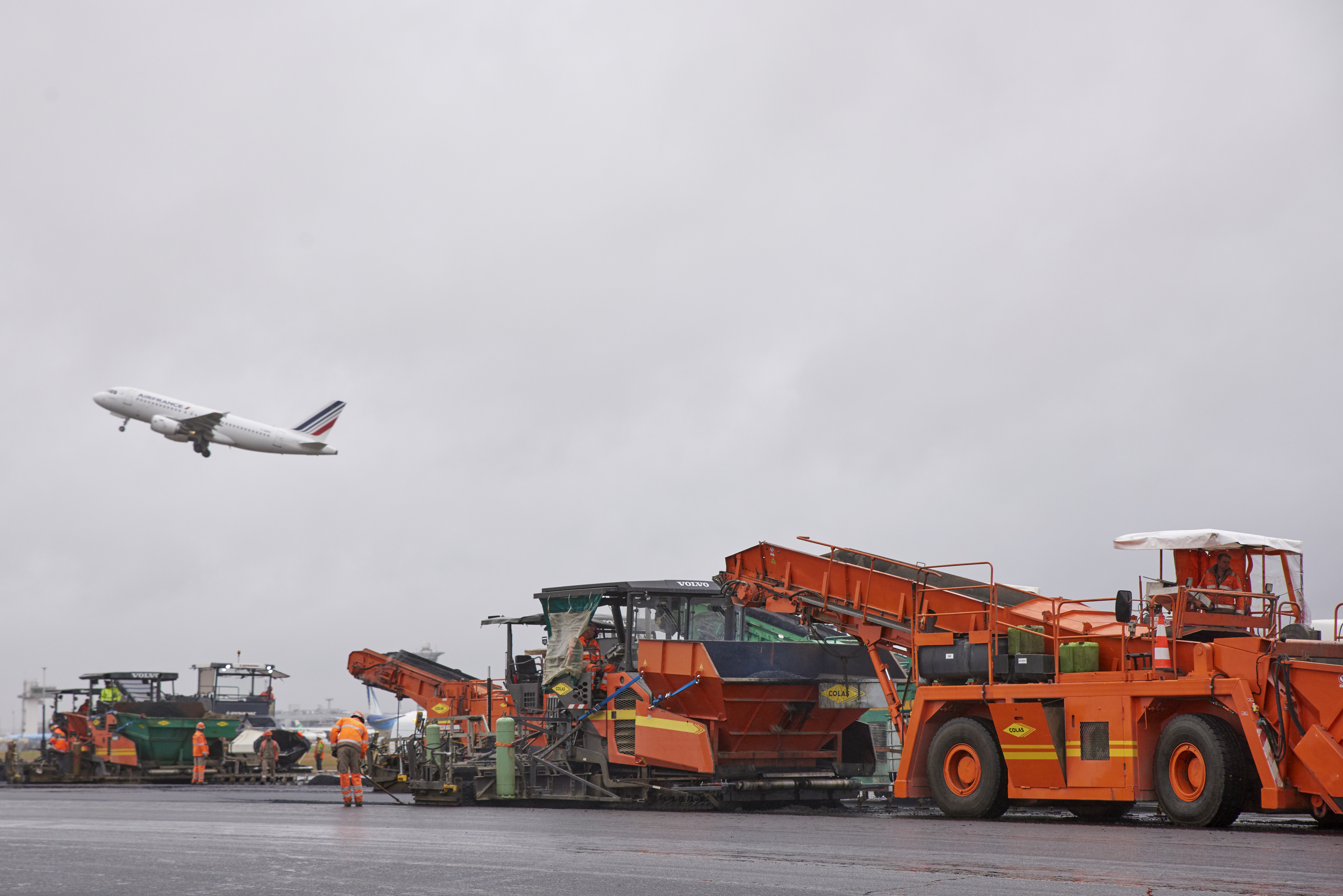 Renovation of runway 3 at Paris-Orly airport